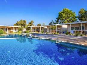 Mobile home Mediteran Superior by the pool in caravan park Strasko, Novalja